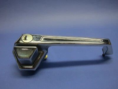 Alfa Romeo NOS Alfetta Sedan maçaneta externa dianteira direita 1975, 1976, 1977 - Imagem 1 de 4