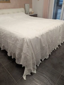 Bellissimo copriletto in lino bianco, con un delicato ricamo a intaglio. - Foto 1 di 6