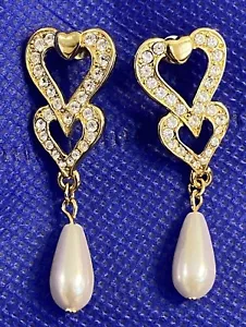 Orecchini pendenti vintage doppio cuore goccia finta perle strass tono oro 2" - Foto 1 di 7