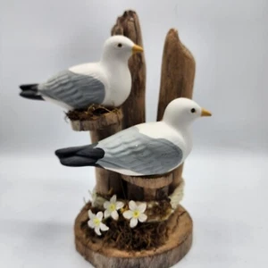 Coppia Gabbiani Porcellana Figurine appoggiate su tronchi Dipinte a Mano Usate - Foto 1 di 22