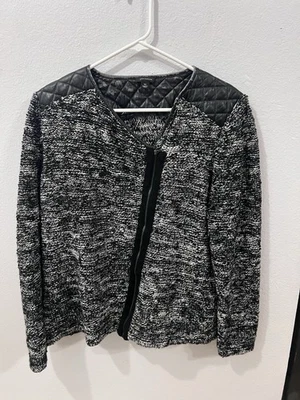 Chaqueta de punto negra y blanca Ann Taylor XL de cuero sintético acolchado con cremallera en el hombro Foto 1 de 4