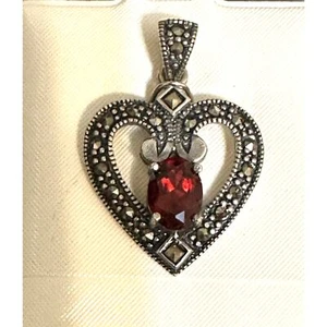 Colgante de plata de ley granate marcasita en forma de corazón - Imagen 1 de 3