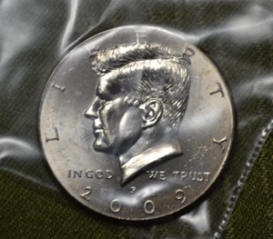2009 P Kennedy Half Dollar Coin - circulated - Picture 1 of 2