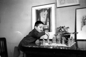 Petit garçon figurines crèche - Ancien négatif photo an. 1950 - Imagen 1 de 1