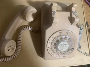 Teléfono de escritorio Western Electric 500 con marcación giratoria, en raro color beige con fecha. 5/68 - Imagen 1 de 7