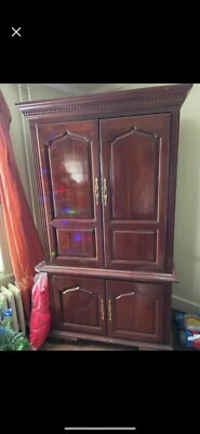 Campana de televisión de caoba con almacenamiento bajo  Foto 1 de 2