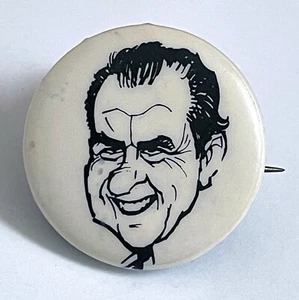 Vintage 1970er Präsident Richard Nixon Karikatur Button Cartoon Pin 1,25" schwarzweiß - Bild 1 von 2
