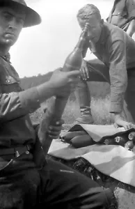 Fort Lewis WA Army ROTC 75 mm M1897 guscio artiglieria vintage 1935 foto negativo - Foto 1 di 2