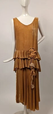 VESTIDO DE TERCIOPELO DE SEDA AMARILLO FLAPPER AÑOS 20 CON VOLANTES EN LA CINTURA + FLORES EN CASCADA Foto 1 de 4