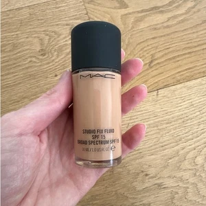 Mac Cosmetics - Studio Fix Fluid SPF 15 Foundation in A81 Beige - Picture 1 of 2