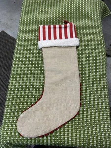 Sackleinen mit rot-weißem Weihnachtsstrumpf - Bild 1 von 5