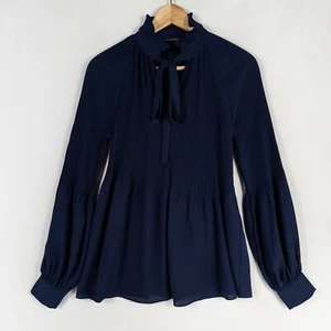 Blusa Top Banana Republic XS Azul Marino Popover Acordeón Plisado Lazo Transparente - Imagen 1 de 8