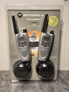 Pair Of Motorola Talkabout T7100R 7 Mile 22-Channel Two-Way Radio W Charger Base - Picture 1 of 7