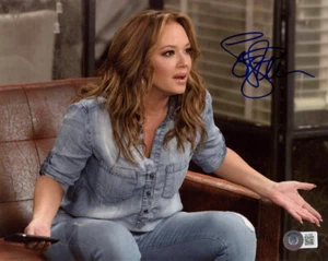 LEAH REMINI SIGNED AUTOGRAPHED 8x10 PHOTO KING OF QUEENS SEXY PRETTY BECKETT BAS - Picture 1 of 2