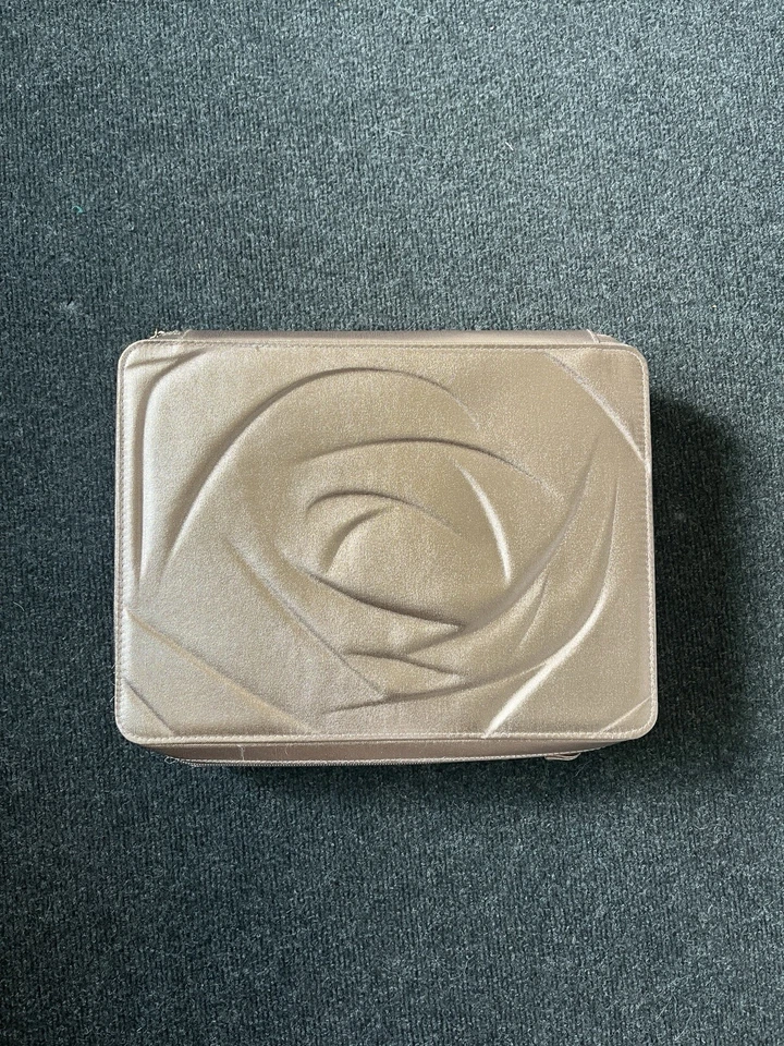 Bolsas de maquillaje Lancôme caja de belleza y estuches oro rosa Foto 1 de 4