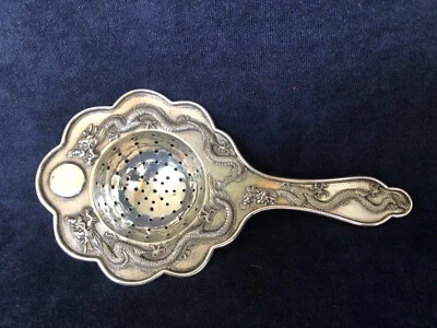 Antiguo colador de té chino de plata de ley con dragones. Foto 1 de 4