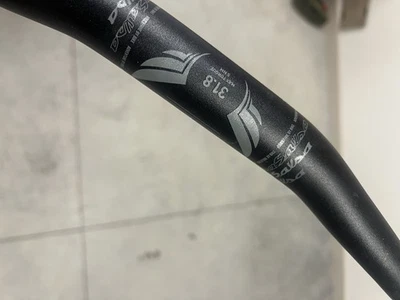 Barra de mountain bike Salsa 31,8 usada preta - Imagem 1 de 4