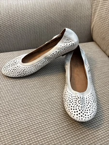 NWOT Womens Vionic Robyn Perf Npa Ballet Flats White Leather Slip On Shoes 9.5 W - Picture 1 of 8