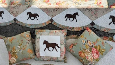 Juego de cama 8 piezas caballo, anillo de boda edredón 82x87. 2 fundas, 3 almohadas, 2 cenefas Foto 1 de 4
