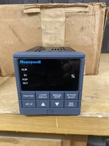 CONTROLADOR DE TEMPERATURA HONEYWELL UDC 3000 VERSA PRO DC300E-E-000-12-0000-0 - Imagen 1 de 8