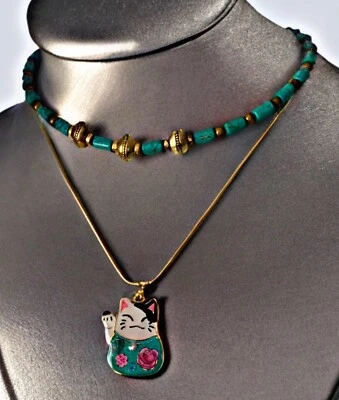 Dos Collares Artesanales, Cuentas Howlita Turquesa y Maneki-Neko Gato Buena Suerte Foto 1 de 4