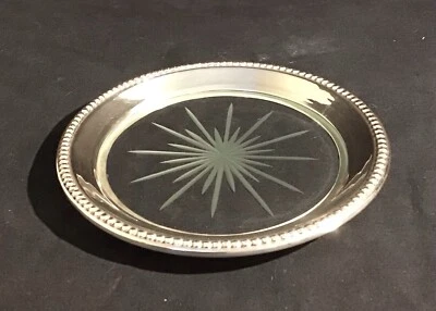 Posavasos vintage de vidrio grabado de mediados de siglo y botella de ley de Amston Foto 1 de 4