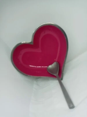 De colección. Cuenco en forma de corazón de aluminio esmaltado rosa oscuro Inspired Generations. Foto 1 de 4