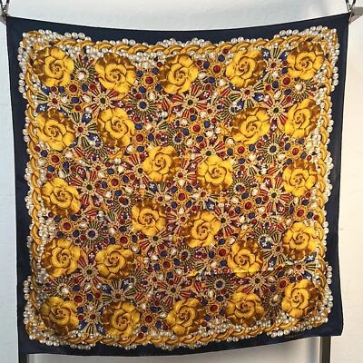Bufanda vintage Chanel 100 % seda oro camelias joyas y perlas 34” x 34” Foto 1 de 4