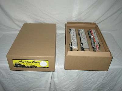 AMERICAN FLYER СЕРЕБРЯНАЯ ПОЛОСА ДИЗЕЛЬНЫЙ ДВИГАТЕЛЬ И ПАССАЖИРСКИЙ АВТОМОБИЛЬ КОМПЛЕКТ ТОЛЬКО КОРОБКА (БЕЗ ПОЕЗДОВ) - Изображение 1 из 4