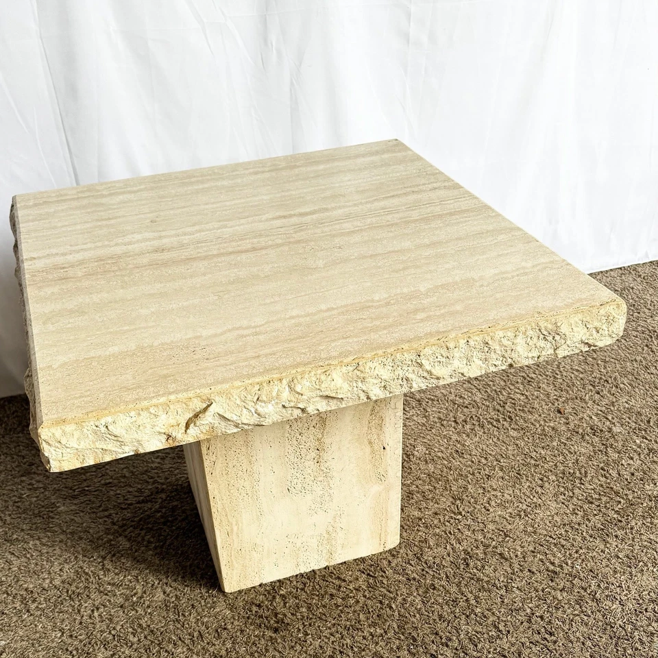 Mesa auxiliar italiana de travertino con bordes crudos Foto 1 de 1
