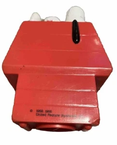 Vintage ERDNÜSSE roter Kunststoff SNOOPY Liegen auf HUNDEHAUS BANK 1958, 1966 UFS - Bild 1 von 6