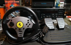 THRUSTMASTER Universal Challenge 5-in-1 Racing Wheel v.4 Ferrari-Playstation Wii - Bild 1 von 6