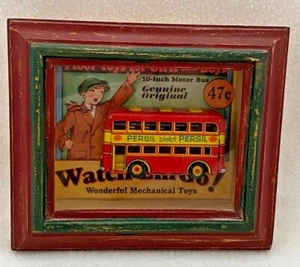 "Autobús de juguete Vandor enmarcado de colección perejil caja de sombra arte de pared ""Juguetes en el armario" - Imagen 1 de 4