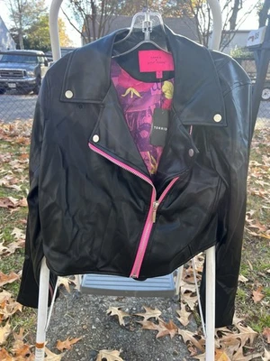 Chaqueta de Moto Torrid Betsey Johnson Imitación Cuero Recortada Nueva con Etiquetas con Acentos Rosa 1X Foto 1 de 4