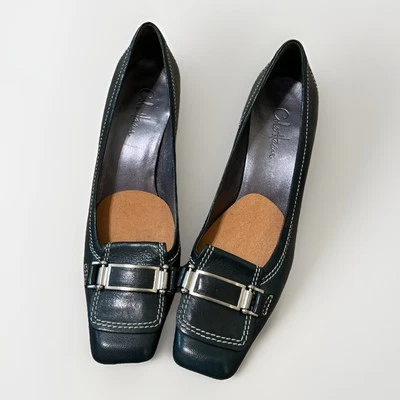 Tacones de gatito para mujer Cole Haan, puntera cuadrada, verde oscuro con hebilla plateada S. 8,5 Foto 1 de 3