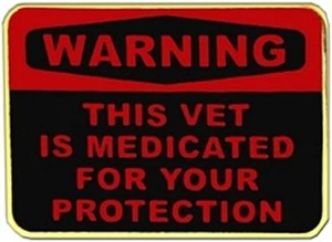 ATTENZIONE QUESTO VETERINARIO E' MEDICATO PER LA TUA PROTEZIONE-SPILLA- - Foto 1 di 1