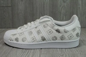 Scarpe Adidas Superstar nuove originali da uomo con stampa logo taglia 9,5 GX8413 - Foto 1 di 7