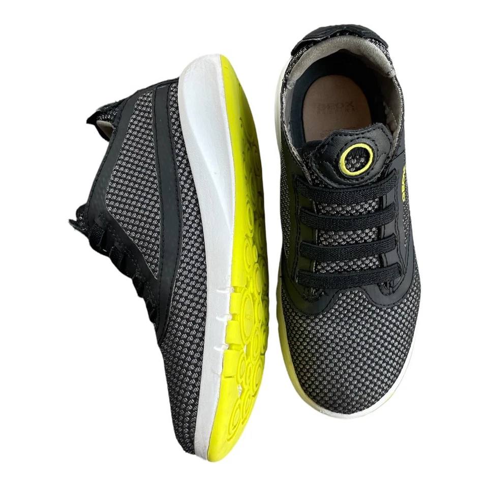 Tênis Geox Boys preto/verde limão sola respirável palmilha de couro tamanho 31 em excelente estado usado - Imagem 1 de 4