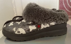 ZAPATILLA UGG I HEART KISSES GRIS LENTEJUELAS CALAVERAS Y HUESOS CRUZADOS Talla US 5 EU 36 - Imagen 1 de 9