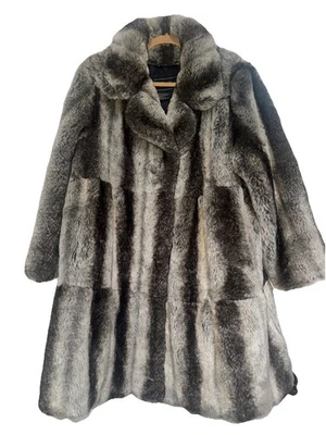 "Abrigo de piel Terry Lewis Classic Luxuries tonos sintéticos de gris para mujer talla grande 40""" Foto 1 de 4