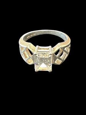 Anillo solitario vintage de plata de ley 925 con circonita cúbica y corte esmeralda Foto 1 de 4