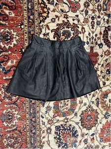Minigonna Banana Republic plissettata pelle di agnello nera grunge whismigoth 6 - Foto 1 di 8