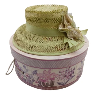 Sombrero de Paja Verde Iglesia Vintage con Caja de Flores y Sombreros - Elegante Estilo Floral Retro - Imagen 1 de 10