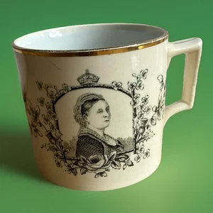 1897 Queen Victoria Diamond Jubilee Commemorative Pictorial Mug 9 cm gild - Picture 1 of 6