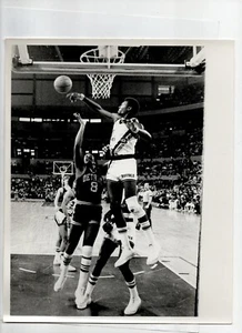 Early 1970's Braves Bob McAdoo blocks Pistons Tim Hardaway Jr's shot Press Photo - Picture 1 of 2