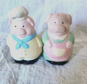 Vintage Bäcker Koch Frau männlich weiblich Schwein Kunststoff Salz und Pfefferstreuer - Bild 1 von 6
