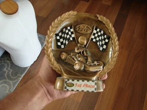 Go Cart Racing Karierte Flagge K1 Speed 1. Platz handbemalt Keramik Trophäe - Bild 1 von 7
