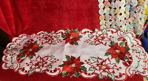 Beautiful Poinsettia Christmas Table Runner Very Detailed Decorative Floral - Bild 1 von 3