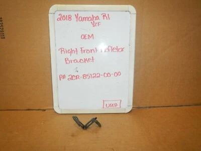 Suporte refletor dianteiro direito fabricante de equipamento original Yamaha YZF R1 2018 2CR-85122-00-00  - Imagem 1 de 4