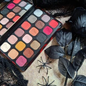 PALETA / PALETTE FOREVER FLAWLESS MIDNIGHT ROSE DE MAKEUP REVOLUTION - Imagen 1 de 2